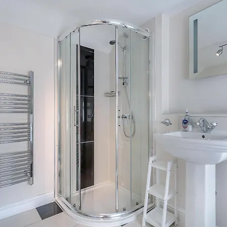 Four Seasons بيت للعطل *