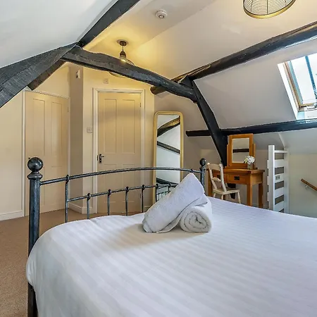 Four Seasons بيت للعطل